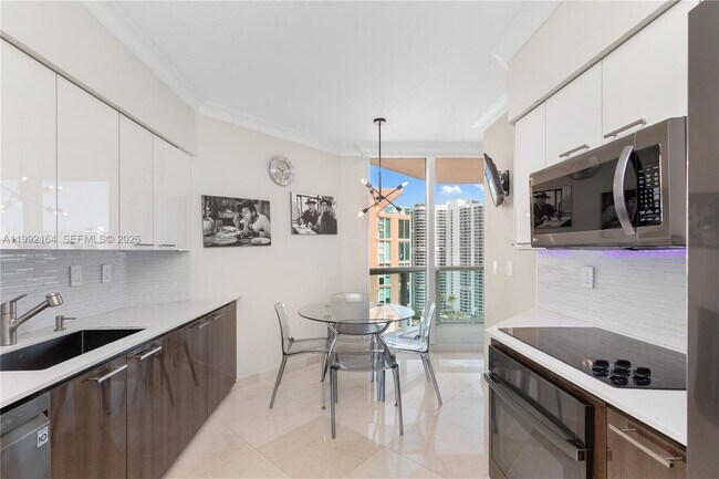 Foto del edificio - 3370 NE 190th St