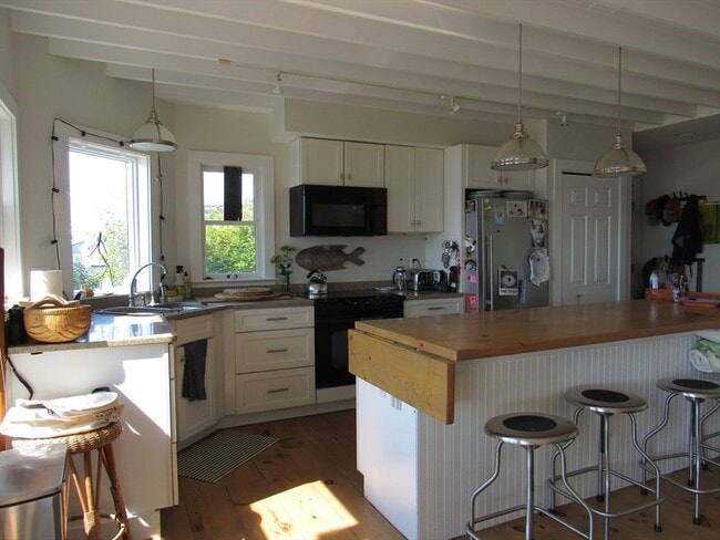 Building Photo - 39 River Rd