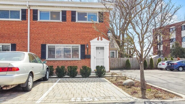 Building Photo - 2106 Saint Johns Ave