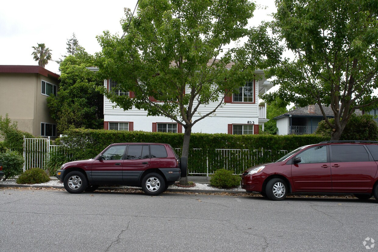 Building Photo - 833 Live Oak Ave