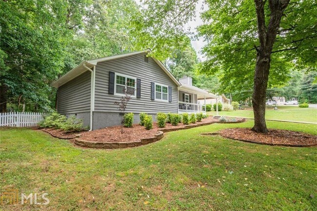 Foto del edificio - 697 Regina Ct NW
