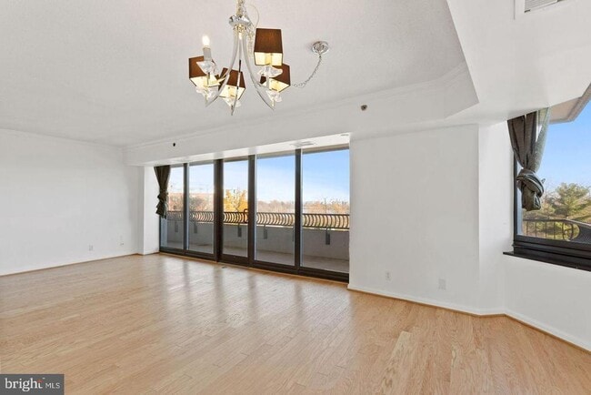 Foto del edificio - 1200 Crystal Dr