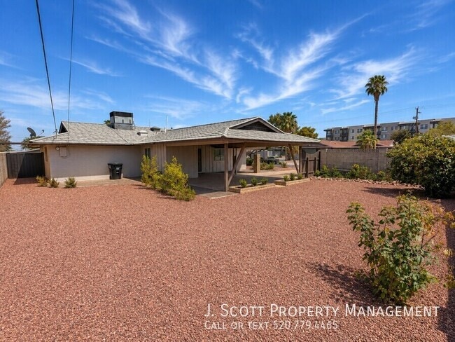 Building Photo - 6522 E Palm Ln