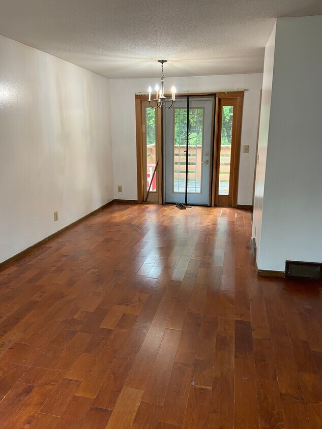 Primary Photo - 416 Arion St E