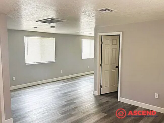 Foto del edificio - 1318-1320 El Tejon Ave