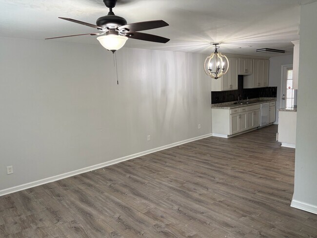 Foto del edificio - 2052 Darnell Cir