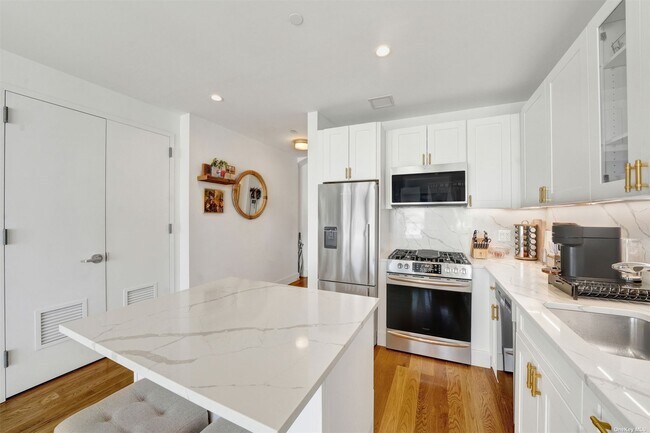 Building Photo - 163 B 96th St