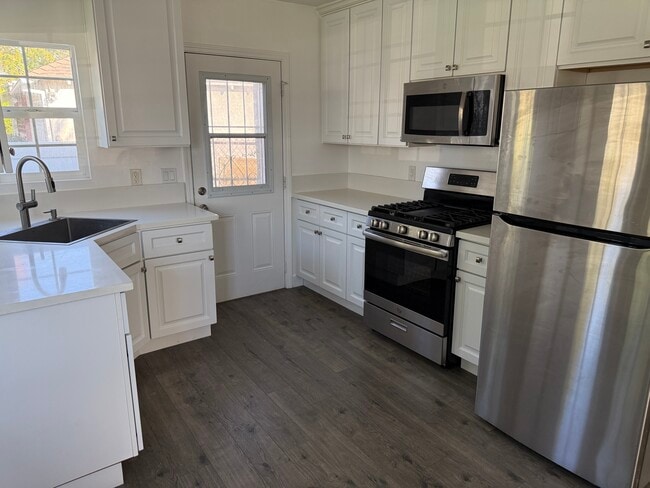 Building Photo - 2022 N Parish Pl