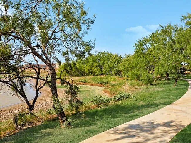 Foto del edificio - 2513 Guineas Ln