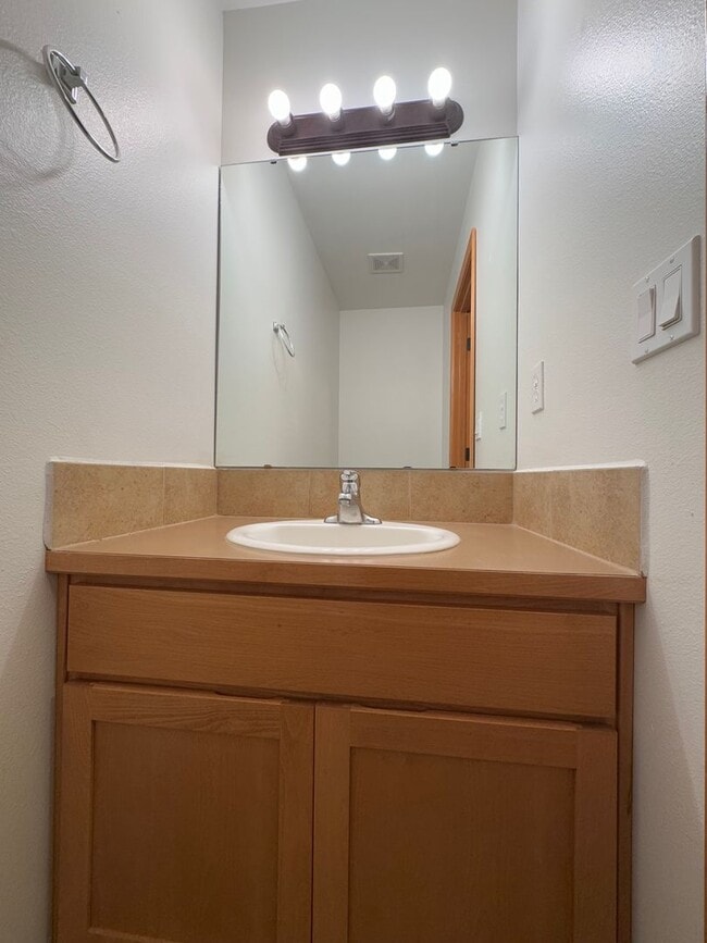 Foto del edificio - Beautiful Rental with Oversized Yard & Open Layout