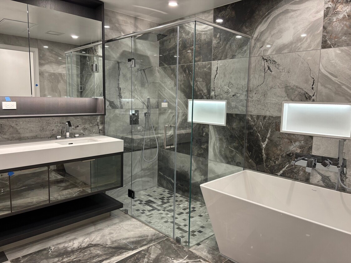 En suite bathroom - 1342 Johnston Rd