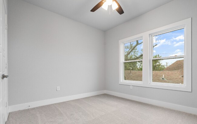 Building Photo - 418 Barrera St