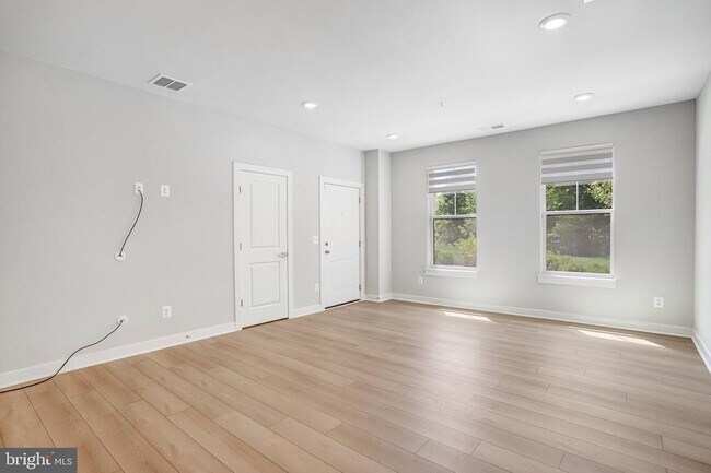 Building Photo - 45181 Drowes Ter