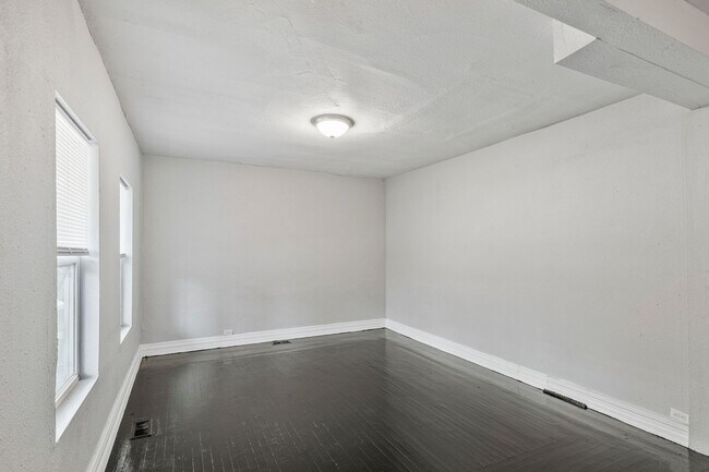 Building Photo - Does not qualify for government assistance...