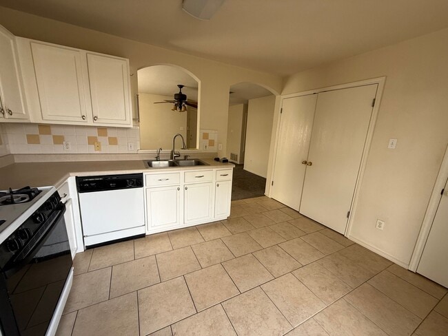 Building Photo - 224 Jim Miller Dr