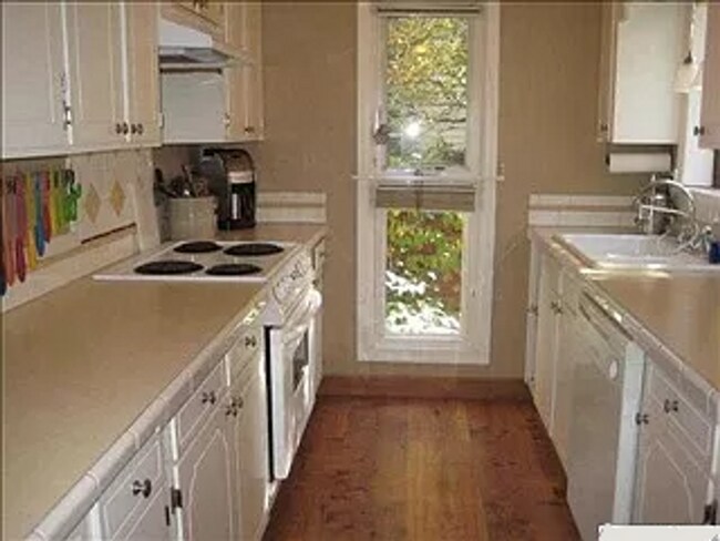 Foto del edificio - Spacious 3 bedroom plus office or bonus rooms