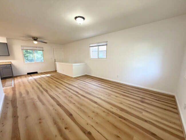 Foto del edificio - Cozy 3-Bedroom Home with Fenced Yard & Flexible Space – Cincinnati, OH