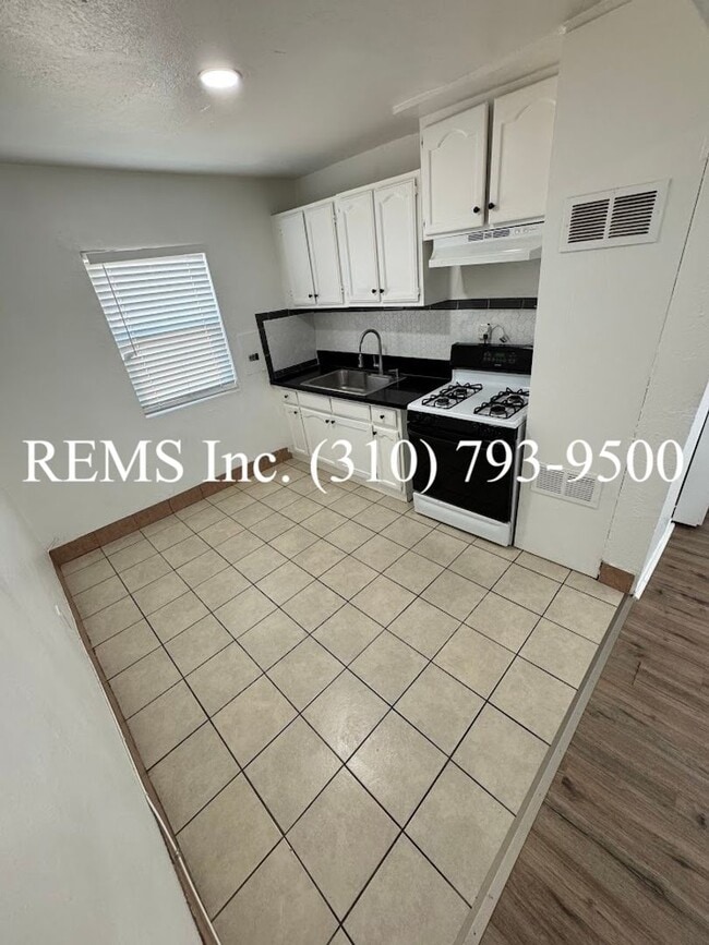 Building Photo - Refurbished Downstairs Apartment w/ Parking