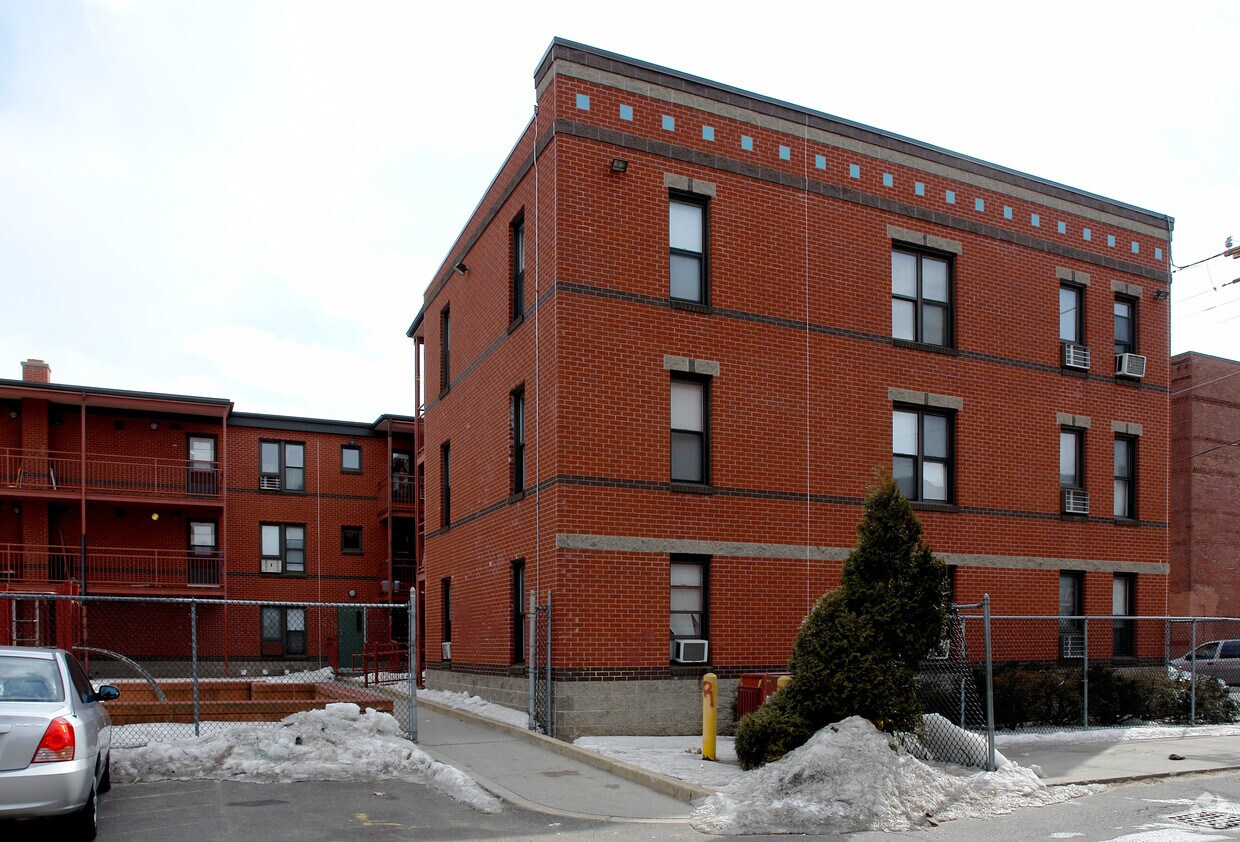 Building Photo - 533 S Summer St