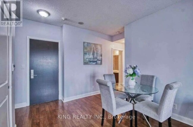 Photo du bâtiment - 60 Absolute Ave