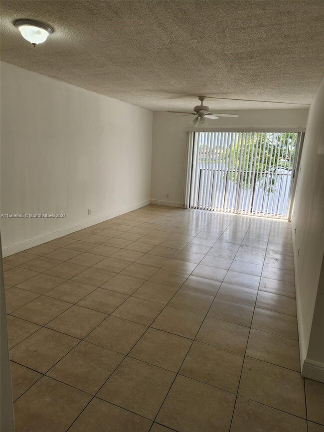 Foto del edificio - 8600 N Sherman Cir