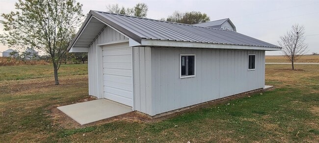 Building Photo - 508 E County Rd 400 S