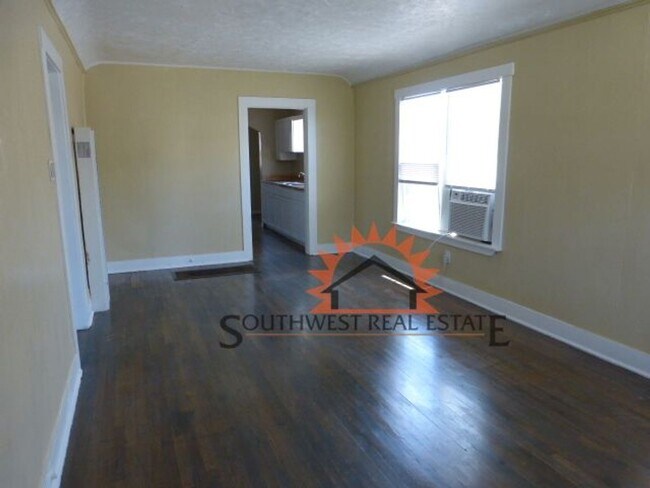 Building Photo - Freshly painted 2 bedrooms 1 bath home.