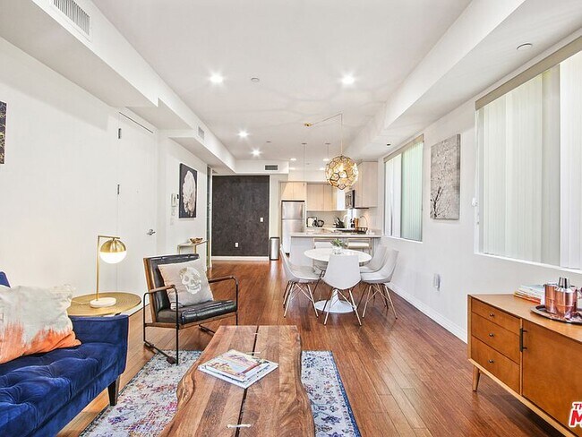 Foto del edificio - 819 S Holt Ave