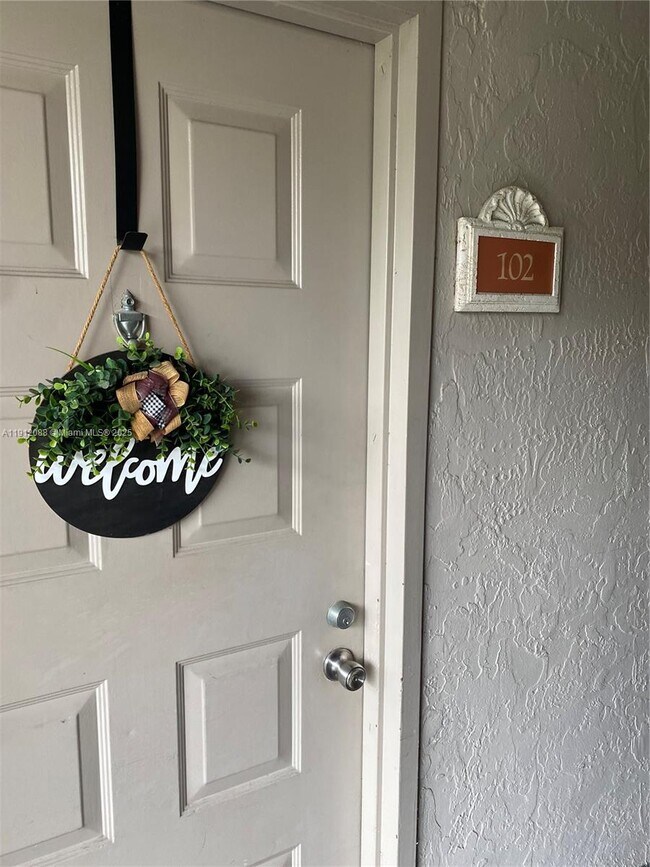 Foto del edificio - 8235 Lake Dr