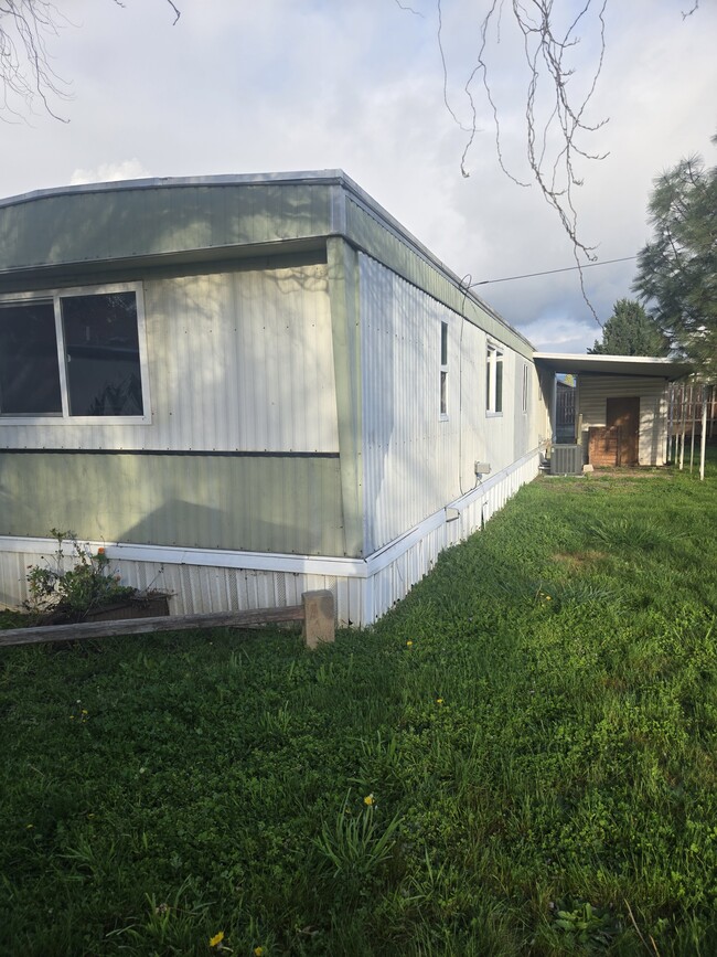 Building Photo - 1295 Thomas Rd