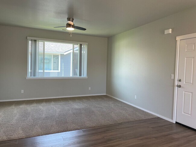 Foto del edificio - Newer-Very Nice 2 Bedroom 1 Bath Upstairs Noise Free Apartment****HALF OFF FIRST FULL MONTHS RENT...