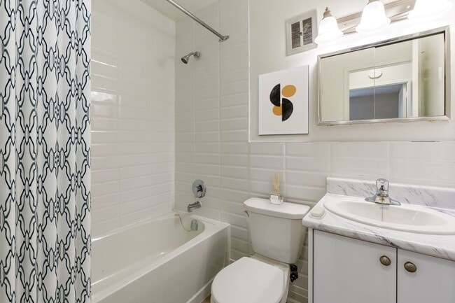 Photo du bâtiment - 240 Southwood Dr