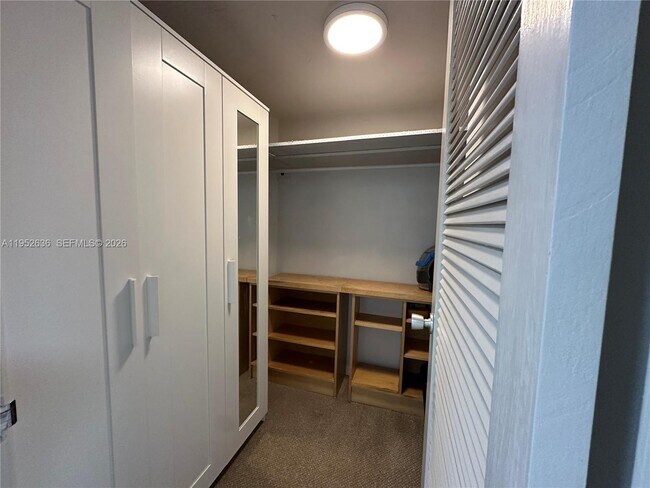 Foto del edificio - 900 Bay Dr