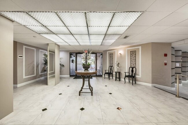 Building Photo - 3900 N Hills Dr