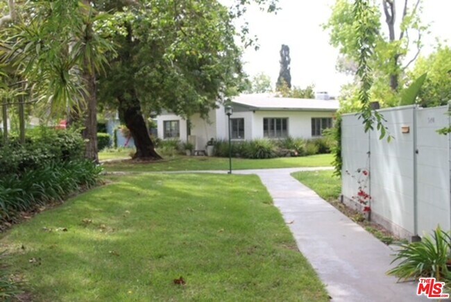 Foto del edificio - 5259 1/2 Village Green