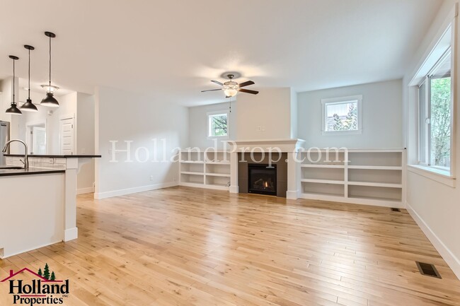 Building Photo - Charming  Home With Nice Location Availabl...