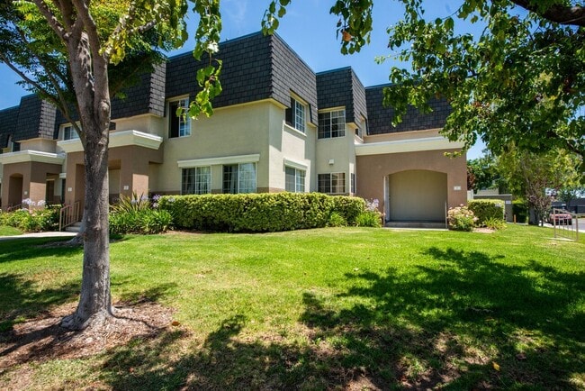 Building Photo - Briarcliffe Townhouse Updated Inside and Out