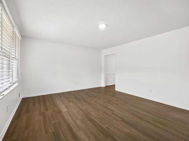 Building Photo - Freshly renovated 2 bed 2 bath home-$500 off first month rent!!