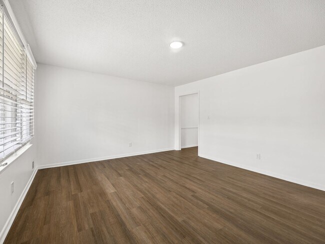 Foto del edificio - Freshly renovated 2 bed 2 bath home-$500 off first month rent!!