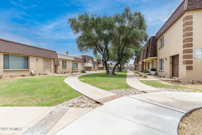 Foto del edificio - 8482 E Chaparral Rd