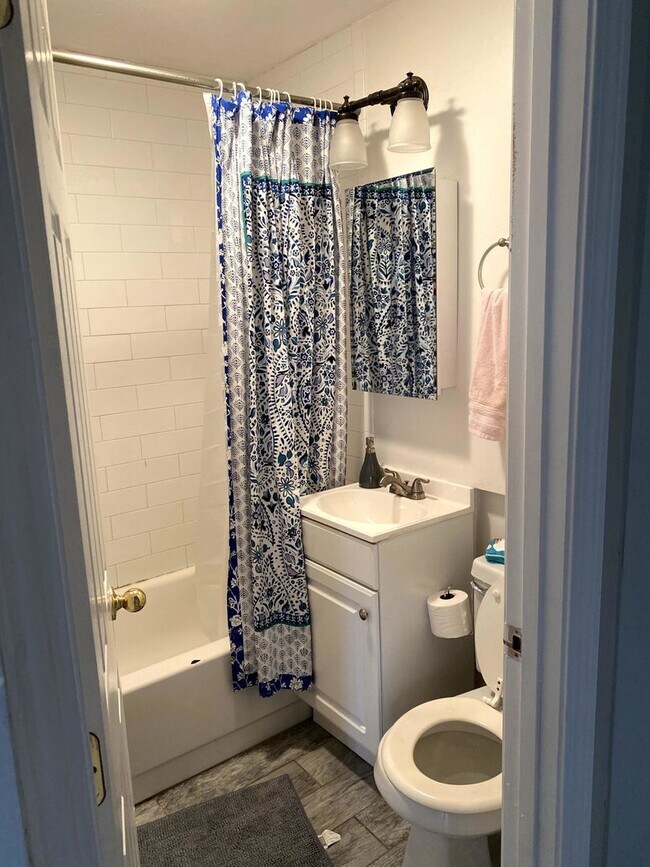 Foto del edificio - Modern Apt in Heart of North End w New Kit...