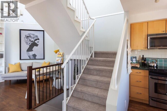 Photo du bâtiment - 788-788 W 8th Ave