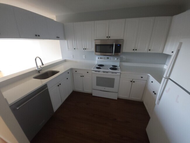 Building Photo - Spacious 2 Bd 1 Bath Condo Near North Quin...