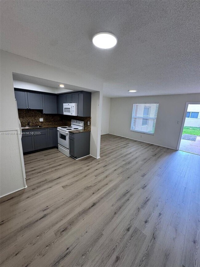 Foto del edificio - 8303 W Sample Rd