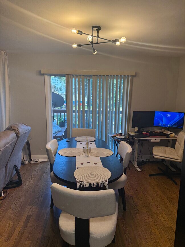 Comedor - 728 Dempster St