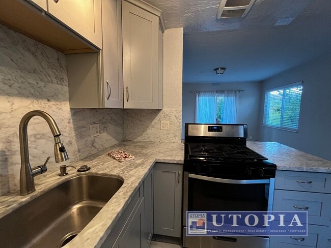 Building Photo - Cozy 2 bedroom, 1 bathroom cottage with a ...