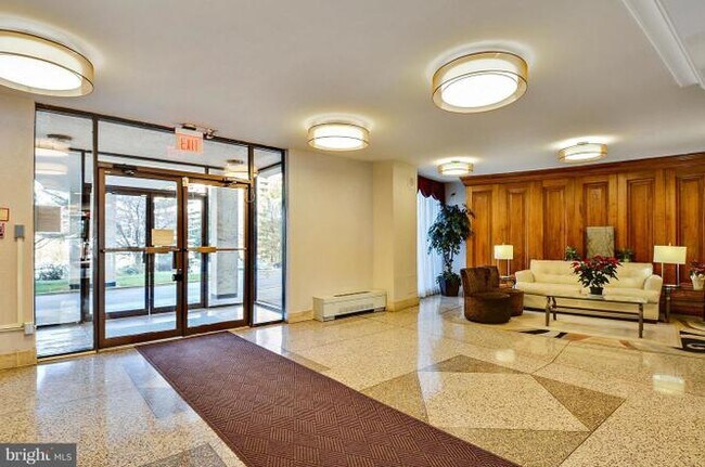 Foto del edificio - 1111 University Blvd W