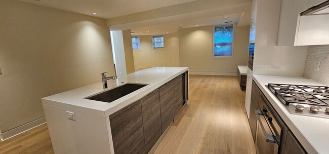 Building Photo - Luxurious 2 Bed 2 Bath Garden Level Condo ...