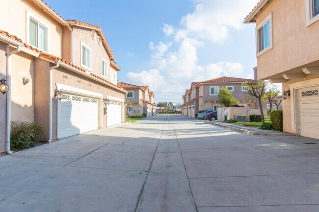 Townhomes - 8020 Telegraph Rd
