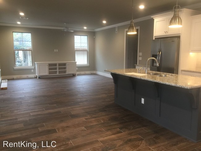 Building Photo - 310 S Lahoma Ave
